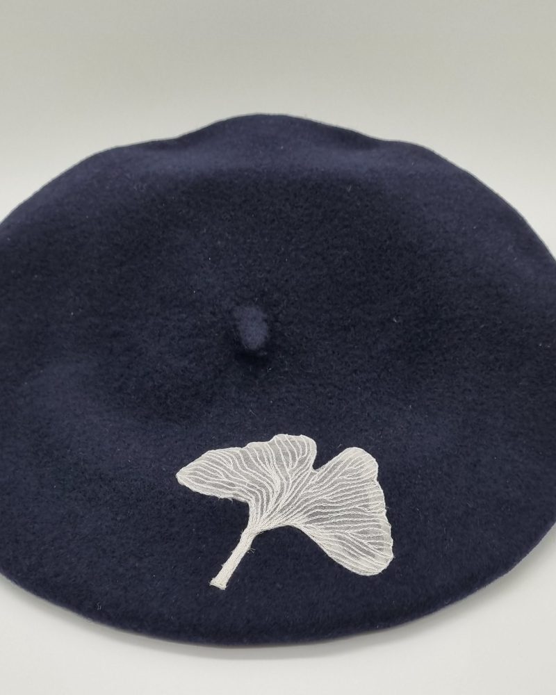 Béret bleu marine feuille ginkgo brodée
