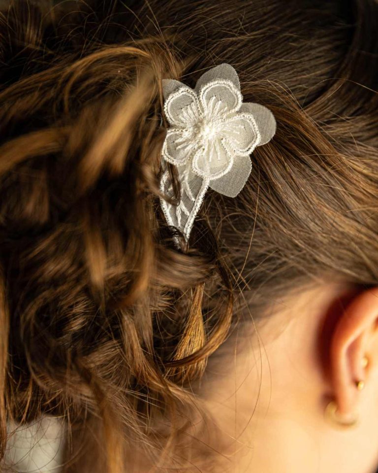 Peigne à cheveux de mariage avec une fleur brodée au crochet de Lunéville sur organza de soie.