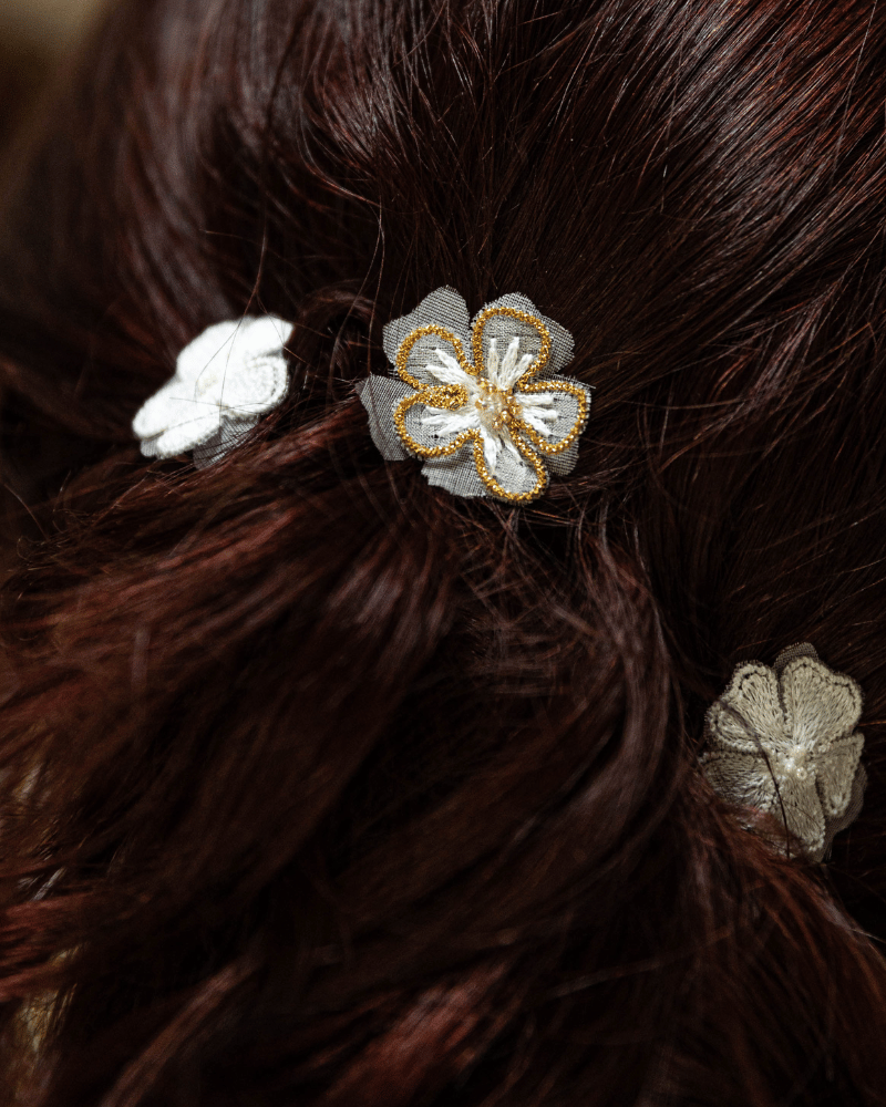 Barrette invisible fleurie en organza de soie avec cristal Swarovski – Accessoire élégant pour chignon.