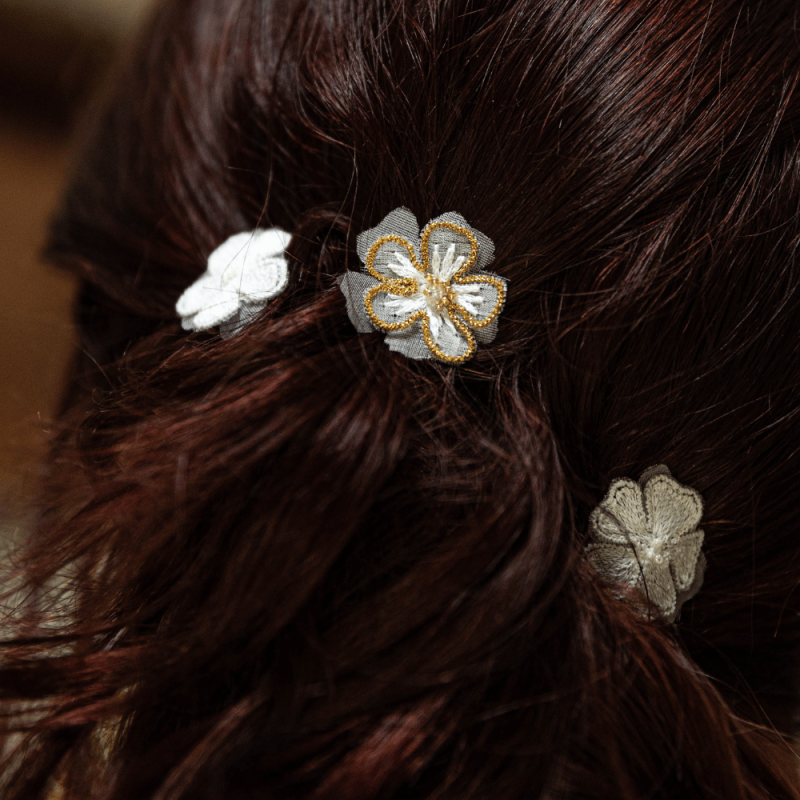 Barrette invisible fleurie en organza de soie avec cristal Swarovski – Accessoire élégant pour chignon.