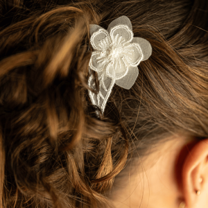 Peigne à cheveux de mariage avec une fleur brodée au crochet de Lunéville sur organza de soie.