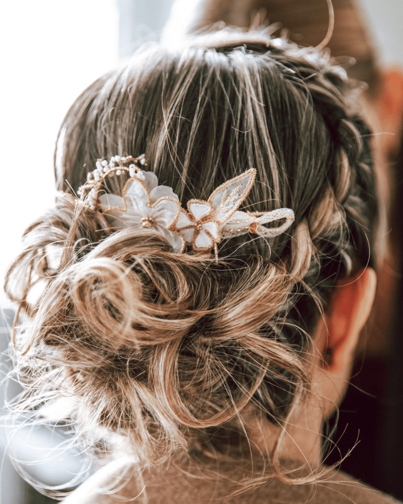 Peigne à cheveux de mariage avec fleurs brodées et cristaux Swarovski, idéal pour une coiffure élégante et romantique.