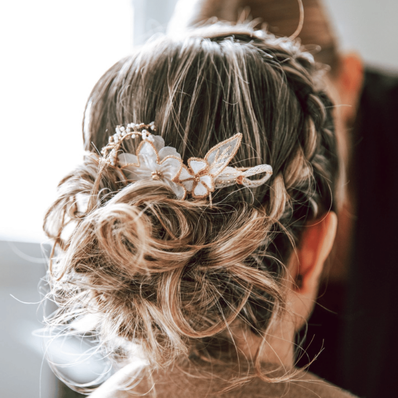 Peigne à cheveux de mariage avec fleurs brodées et cristaux Swarovski, idéal pour une coiffure élégante et romantique.
