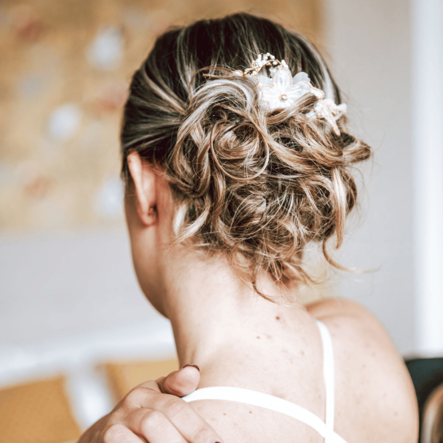 Peigne à cheveux fleuri en situation, idéal pour une coiffure de mariage élégante et naturelle.
