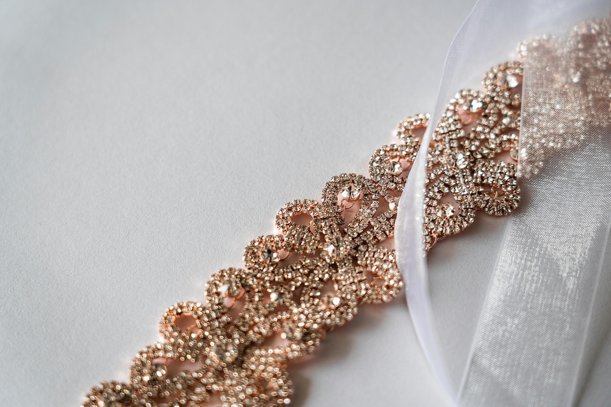 bijou brodé sur un voile de mariée